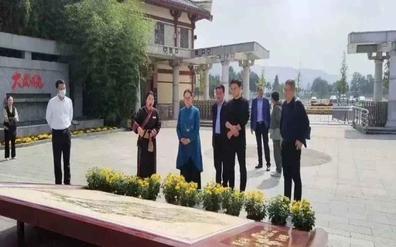 全國(guó)人大代表、中國(guó)民間商會(huì)副會(huì)長(zhǎng)、全聯(lián)女企業(yè)家商會(huì)會(huì)長(zhǎng)、天津榮程祥泰集團(tuán)董事會(huì)主席張榮華到靈寶市考察傳統(tǒng)文化保護(hù)傳承