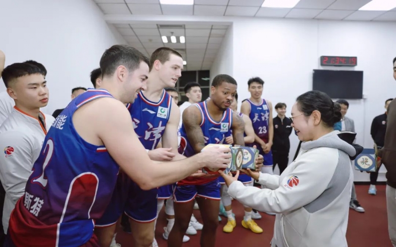 天津先行者兩連勝！張榮華主席給球員送上一份“特殊”禮物