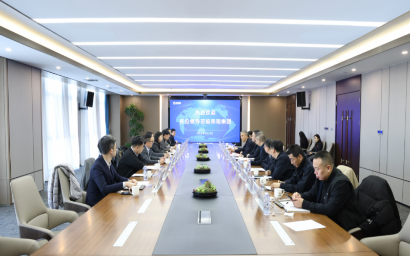信德集團業(yè)務(wù)發(fā)展部總監(jiān)袁偉強、榮華控股企業(yè)集團執(zhí)行總裁郝曉嬋一行到榮程集團參觀座談