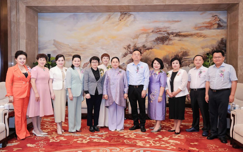 張榮華主席出席海南省女企業(yè)家經濟發(fā)展促進會成立周年慶典