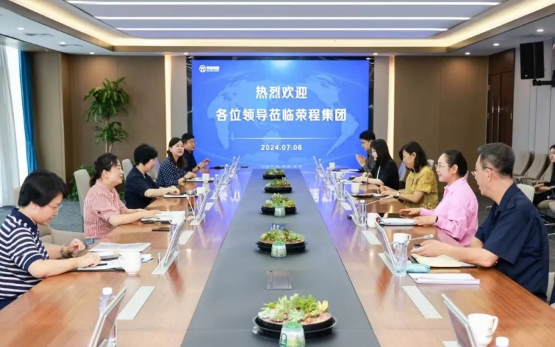 張榮華主席與銅仁市政協(xié)副主席、市工商聯(lián)主席劉鴻麗座談交流