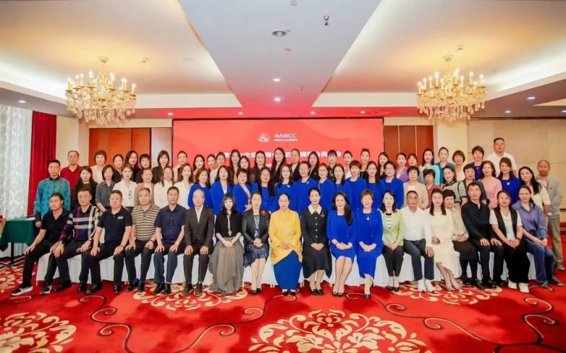 全聯(lián)女企業(yè)家商會會長、榮程集團(tuán)董事會主席張榮華出席內(nèi)蒙古女企業(yè)家商會第四屆理事會員大會