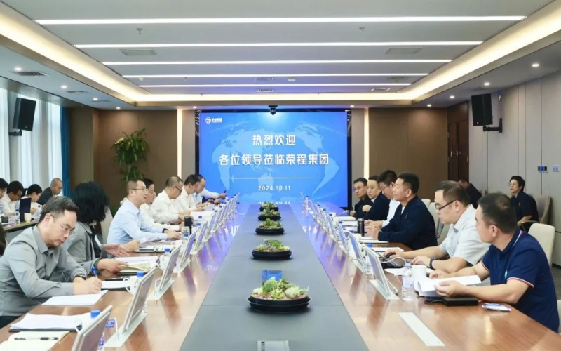 內(nèi)江市威遠(yuǎn)縣委書記蘭徐、內(nèi)江市經(jīng)濟(jì)合作局黨組書記王昌雄一行到榮程集團(tuán)考察交流