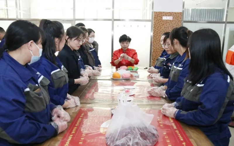 巧手捏面塑 指尖傳非遺！榮程鋼鐵這場(chǎng)活動(dòng)超有趣